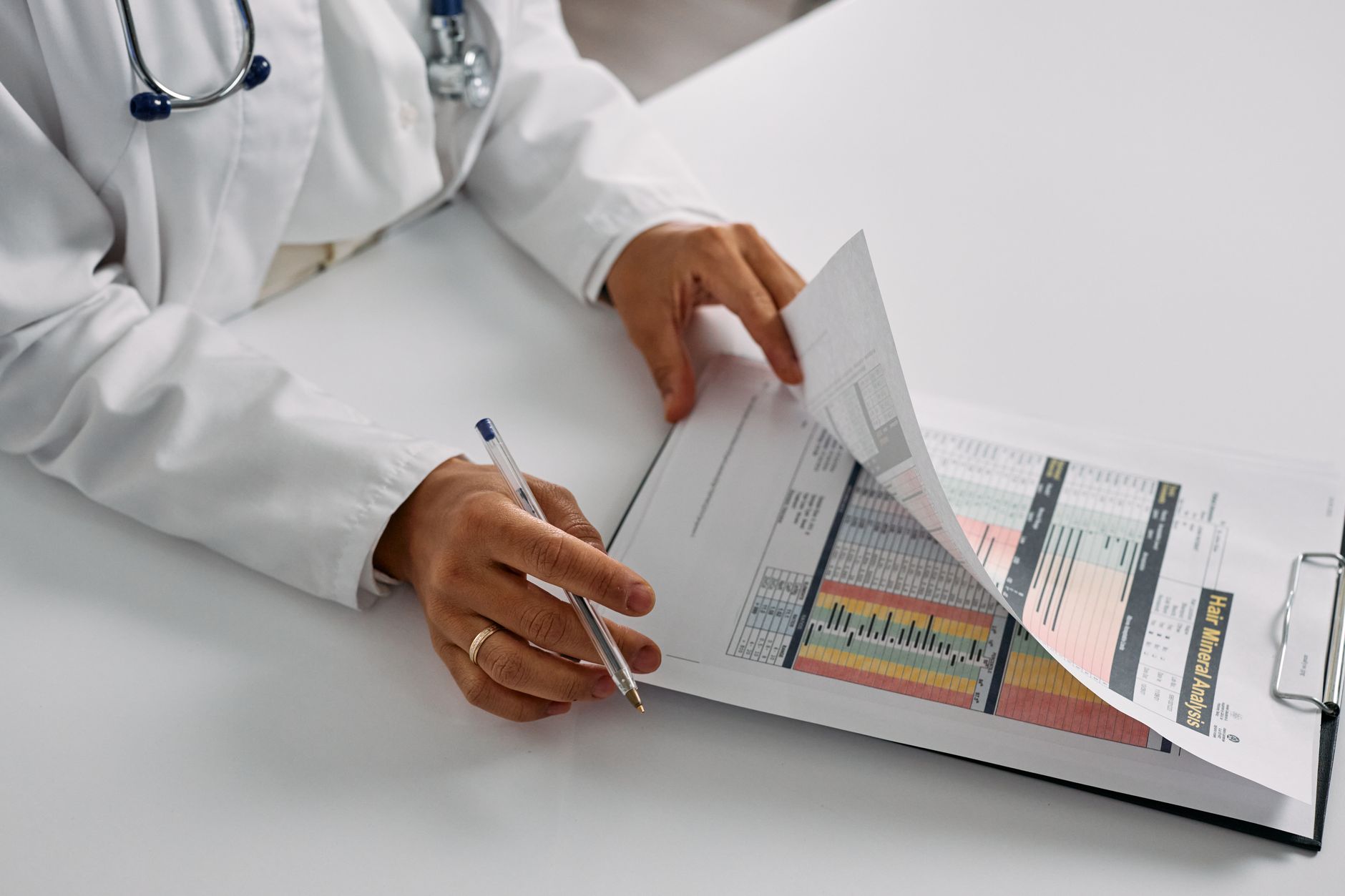 Healthcare operational KPI dashboard showing clinical and financial metrics